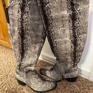 Size 9 Womens Snake Skin designed knee high boots